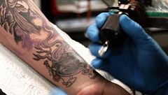 Tatuajes frecuentes pero también símbolos de grupos ultras: "Podría hacérselos cualquiera"