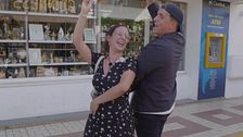 Una concursante decide no jugársela y Xuso Jones baila unas sevillanas: ''Invita a algo''