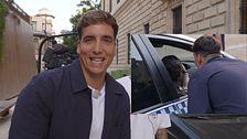 El divertido momento en el que varios coches irrumpen en ‘Lo sabe, no lo sabe’ y Xuso Jones se hace un selfie con una policía