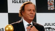 Julio Iglesias se retira de los escenarios: "Sus problemas de movilidad van en aumento"