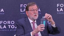 La divertida anécdota de Rajoy con los nuevos tapones de las botellas de agua: "Me puse hecho un circo"