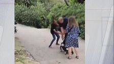 Imágenes sobrecogedoras de un hombre que abofetea a un bebé en un parque de Montjuic, Barcelona