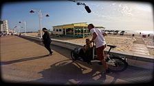 El momentazo que tiene una concursante de 'Lo sabe, no lo sabe' con un ciclista: "¡Esto no tiene cinturón de seguridad!"