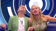 Vanessa le cuenta a Javier que está salvado con una canción