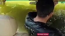 El angustioso momento de un ciudadano atrapado en una riada