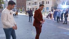 El divertido momento de Xuso Jones mientras realiza un improvisado desfile de modelos: "Ponme música"