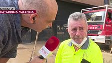 Un voluntario, agotado de ayudar, se emociona ante el caos y la destrucción por la DANA: "Vuelvo a mi casa llorando"