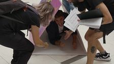 Xuso Jones termina por los suelos tras meterse en un cartelón de publicidad: "Creo que me he hecho un esguince"