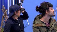 El momentazo del 'detective Óscar' presenciando a Edi y Violeta en pleno acto sexual: "Hagas lo que hagas, ponte bragas"
