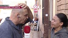 La desesperación de Estefanía, una vecina que lo ha perdido todo, impacta a Nacho Abad: "Estás temblando"