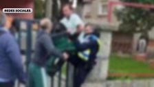 Dolorosas imágenes durante una actuación policial en Barcelona: un agente termina con la pierna rota