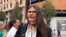 "Ella tiene unos..."