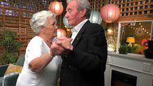 Una pareja de solteros conecta bailando muy pegados en 'First Dates': le planta un beso en la frente a su cita