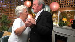 Una pareja de solteros conecta bailando muy pegados en 'First Dates': le planta un beso en la frente a su cita