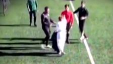 Las vergonzosas imágenes de la madre de un niño de 11 años dando un tortazo a un árbitro tras un partido juvenil