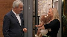 La inquietud de Carlos Sobera al conocer a Paqui, una soltera que acude al restaurante de 'First Dates' con un bebé hiperrealista