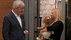 La inquietud de Carlos Sobera al conocer a Paqui, una soltera que acude al restaurante de 'First Dates' con un bebé hiperrealista