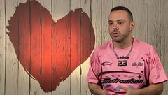 Un soltero se queda prendado de un miembro del equipo de 'First Dates': "El que me ha puesto el micro... me he enamorado de él"