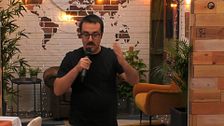 Un soltero sorprende a su cita con la canción más extraña que se ha interpretado en 'First Dates': "¡No quiero lechuga!"