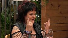 Una soltera vuelve por tercera vez a ‘First Dates’ para seguir declarándose asexual: "Lo que me pone es el 'Rock and Roll"