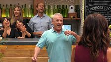 Un soltero recibe a su cita en el restaurante al ritmo de Nino Bravo: "¡Teresa!..."