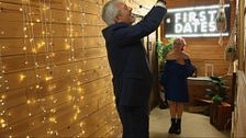 Carlos Sobera recibe a la soltera mientras arregla el decorado del restaurante: "Me pillas con una bombilla"