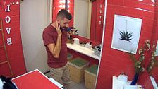 Un soltero aprovecha el baño para llamar a su amiga y opinar sobre su cita: "No me habla..."