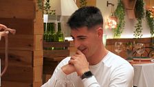 Un soltero se lleva el susto de su vida gracias a la broma que le gasta su cita: "¿Tienes miedo a las serpientes?"