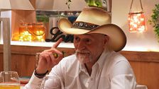 El soltero José cuenta a su cita cómo se cortó la lengua con un piercing: "Soy muy burro"