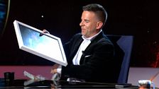 El regalo de Iker Jiménez a Ángel Gaitán en pleno directo de 'Horizonte': "Yo creo que es un momento que tú y yo vamos a recordar"