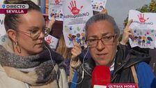 Madres denuncian el trato vejatorio de un profesor: orina en las botellas de los niños y les pone películas de miedo