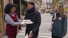 Xuso Jones prueba y alucina con las tortas de Txantxigorri en Pamplona: “Esto está buenísimo”