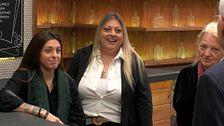 Naiara llega a 'First Dates' con su madre y su abuela para que le den el visto bueno: "La familia suele acertar"