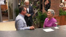 Manuel sorprende a Inés al pedir una cita con ella en 'First Dates' tras conocerse fuera: "No me acuerdo de él"