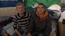 Dos hombres sin hogar explican cómo es su vida debajo de un puente: "Soñamos con tener una vivienda"