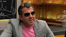 Carlos Sobera no da crédito con la gran imitación de un soltero de Torrente: "Esto guárdatelo de baza para el postre"