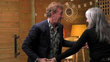 El momentazo de dos solteros dándolo todo en la 'sala del amor' al ritmo de rock and roll: "Vas a romper algo"