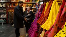 Xuso Jones se prueba un vestido de flamenca y se arranca a bailar: "Salta la rana"