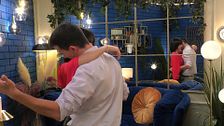 Dos solteros suben la temperatura durante su cita en 'First Dates': ''Estoy dispuesto a probar tríos y lo que surja''