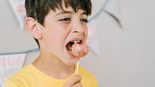 ¿Cómo influye el exceso de azúcar en la conducta de los niños?