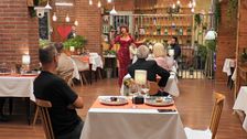 Una soltera enmudece el restaurante de 'First Dates' con una canción de Lady Gaga: "¡Eres una estrella!"