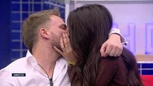 María, 'la jerezana' y José María deciden destapar su amor ante todos con un beso