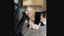 Atraco de película: un ladrón irrumpe en una joyería de Tona, Barcelona, con un subfusil y una máscara