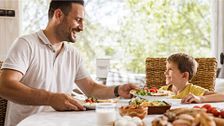 ¿Niños y adultos deben comer igual?