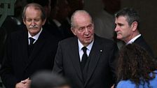 El rey Juan Carlos, muy emocionado en el funeral de su amigo Aga Khan IV