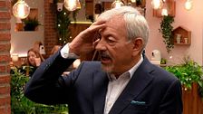 Carlos Sobera alucina con la edad de un soltero de ‘First Dates’: “La madre que me parió”