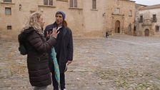 María José participó en una escena de una famosísima serie rodada en Cáceres: "Por aquí pasearon la cabeza del dragón"