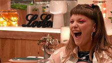 La soltera Lola Pistola habla de mierda y pedos en ‘First Dates’: “Los catalanes somos muy de eso”