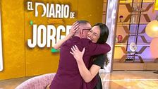 Alejandro cumple el deseo de su marido fallecido y trae su libro dedicado a una amiga especial: "Él te quería con locura"