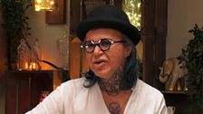 Un soltero de 'First dates' le desvela el lugar íntimo donde tiene un tatuaje y su cita no da crédito: "También tengo el príncipe Alberto"